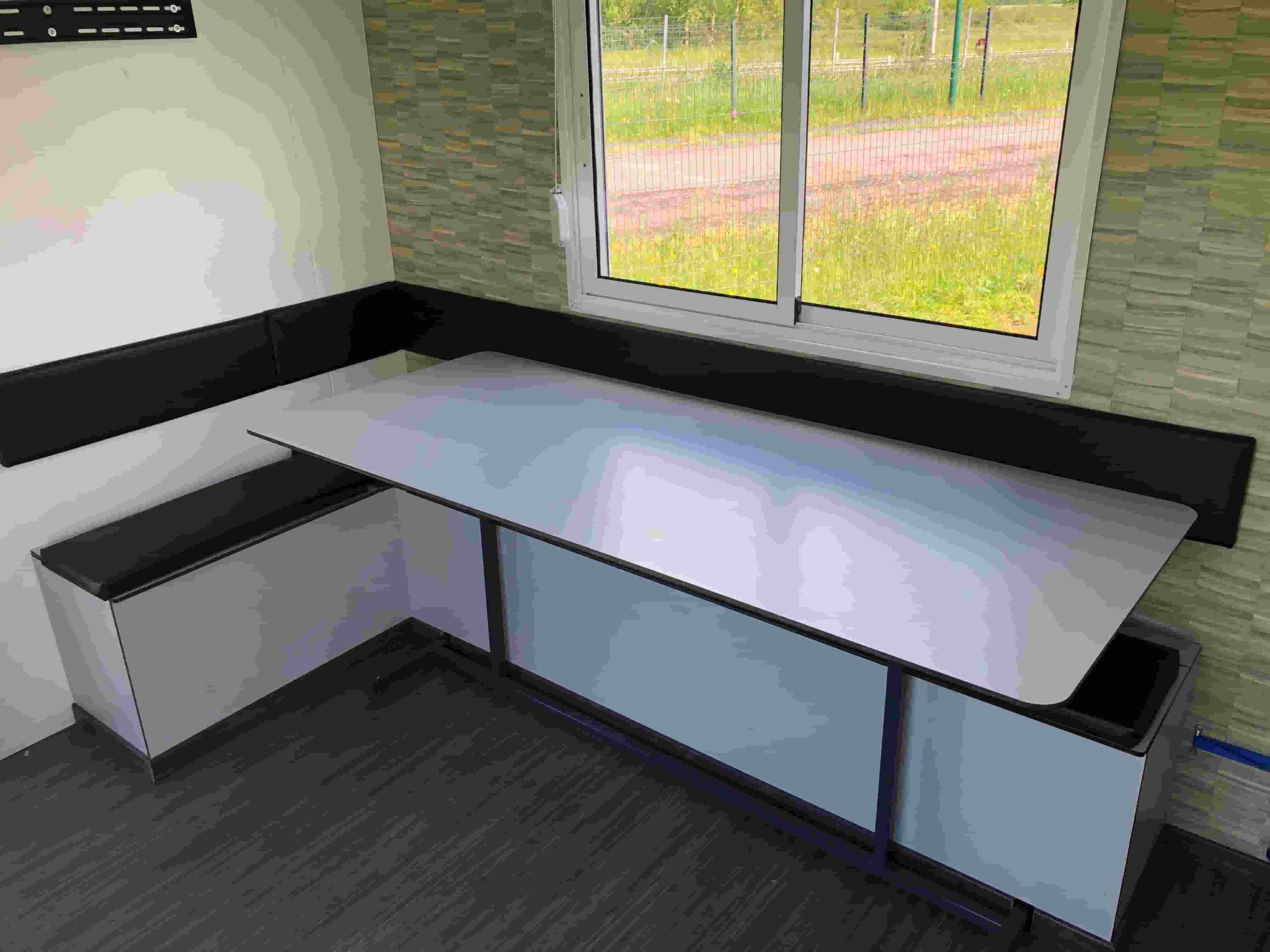 Banc-coffre d'angle en compact avec coussins + table en compact ( aménégement intérieur des remorques de chantier ) (9)