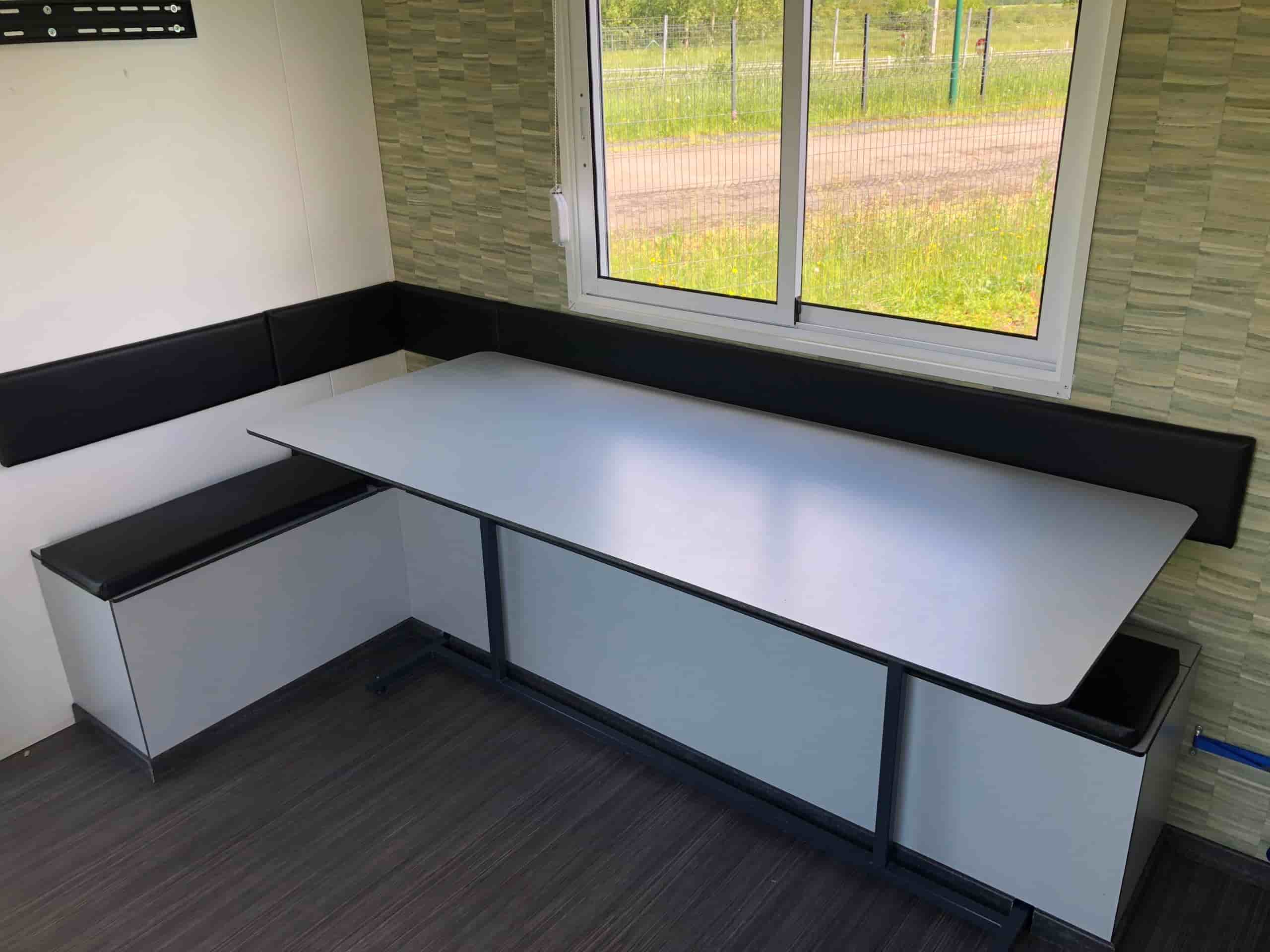 Banc-coffre d'angle en compact avec coussins + table en compact Banc-coffre d'angle en compact avec coussins + table en compact ( aménégement intérieur des remorques de chantier